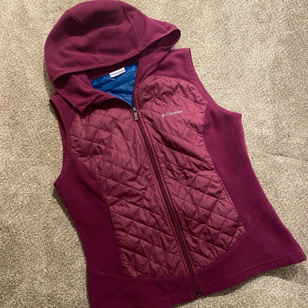 Columbia hooded zip up vest women’s medium purple.